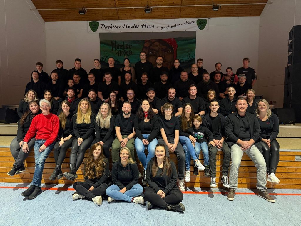 Dachtler Huzler Hexa beim Fasnets-Warm-Up 2024 Gruppenfoto der Dachtler Huzler Hexa beim 7. Fasnets-Warm-Up im November 2024.