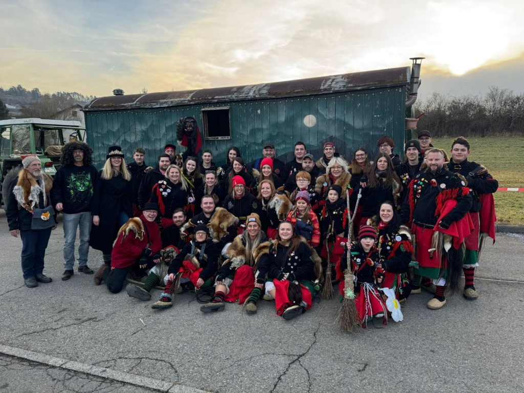 Dachtler Huzler Hexa beim Jubiläumswochenende Gruppenfoto der Dachtler Huzler Hexa während des Jubiläumswochenendes zum 15-jährigen Vereinsbestehen.