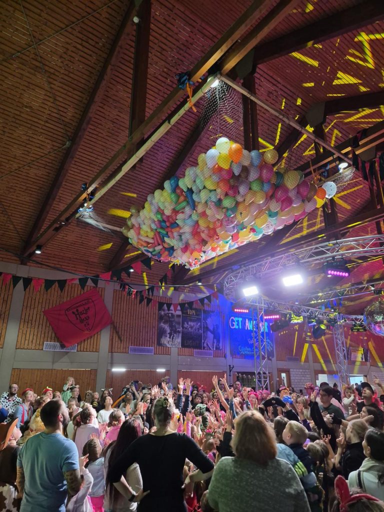 Kinderfasnet der Dachtler Huzler Hexa Blick in das voll besetzte Paul-Wirth-Bürgerhaus während der Kinderfasnet der Dachtler Huzler Hexa.