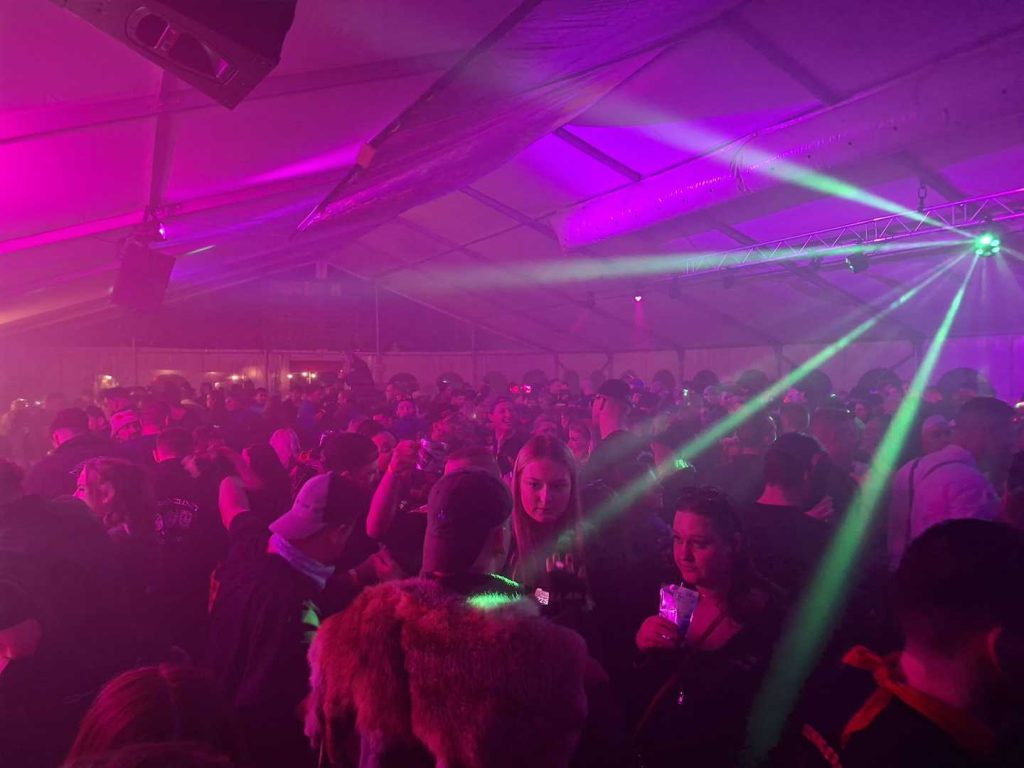 Festzelt bei der 2. Dachtler Huzlernacht Zahlreiche Gäste feiern im Festzelt bei der 2. Dachtler Huzlernacht in Dachtel.