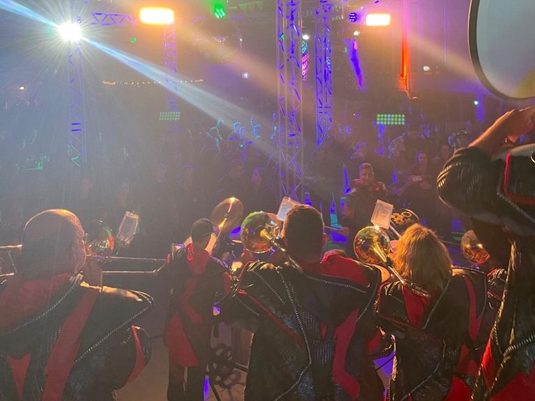 Guggenmusik spielt unter der beleuchteten Bühnentraverse beim Fasnet’s Warm-Up in Dachtel.