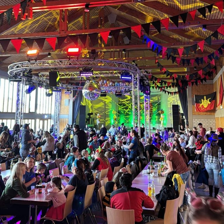 Kinder und Familien feiern gemeinsam bei der Kinderfasnet im Paul-Wirth-Bürgerhaus Dachtel.