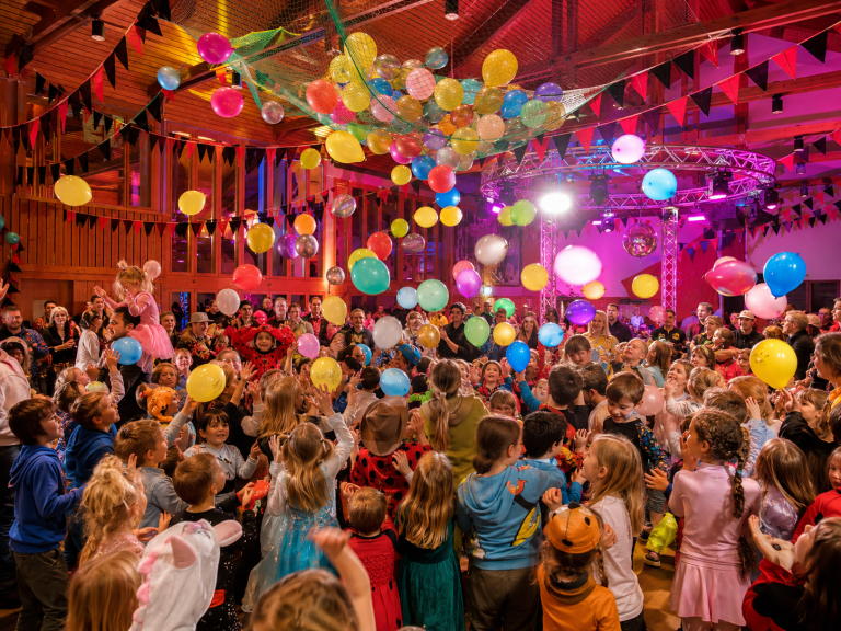 Kinder und Familien bei der Kinderfasnet der Dachtler Huzler Hexa.