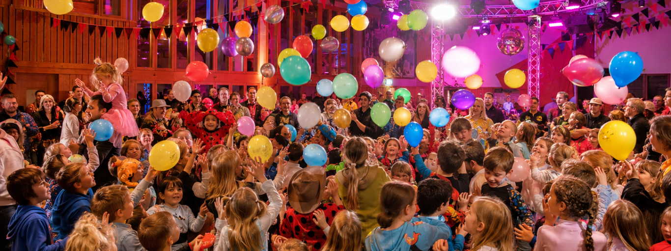 Viele Kinder feiern unter bunten Luftballons beim Finale der Kinderfasnet in Dachtel.