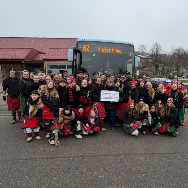 Jubiläumsspende der Dachtler Huzler Hexa Mitglieder der Dachtler Huzler Hexa bei der Übergabe des Spendenschecks an Dachtel hilft kranken Kindern e.V.