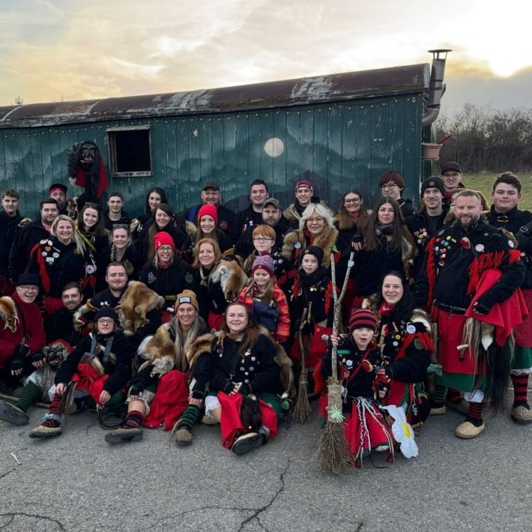 Jubiläumswochenende 2026 – Dachtler Huzler Hexa Gruppenfoto der Dachtler Huzler Hexa beim Jubiläumswochenende 2026 in Dachtel.