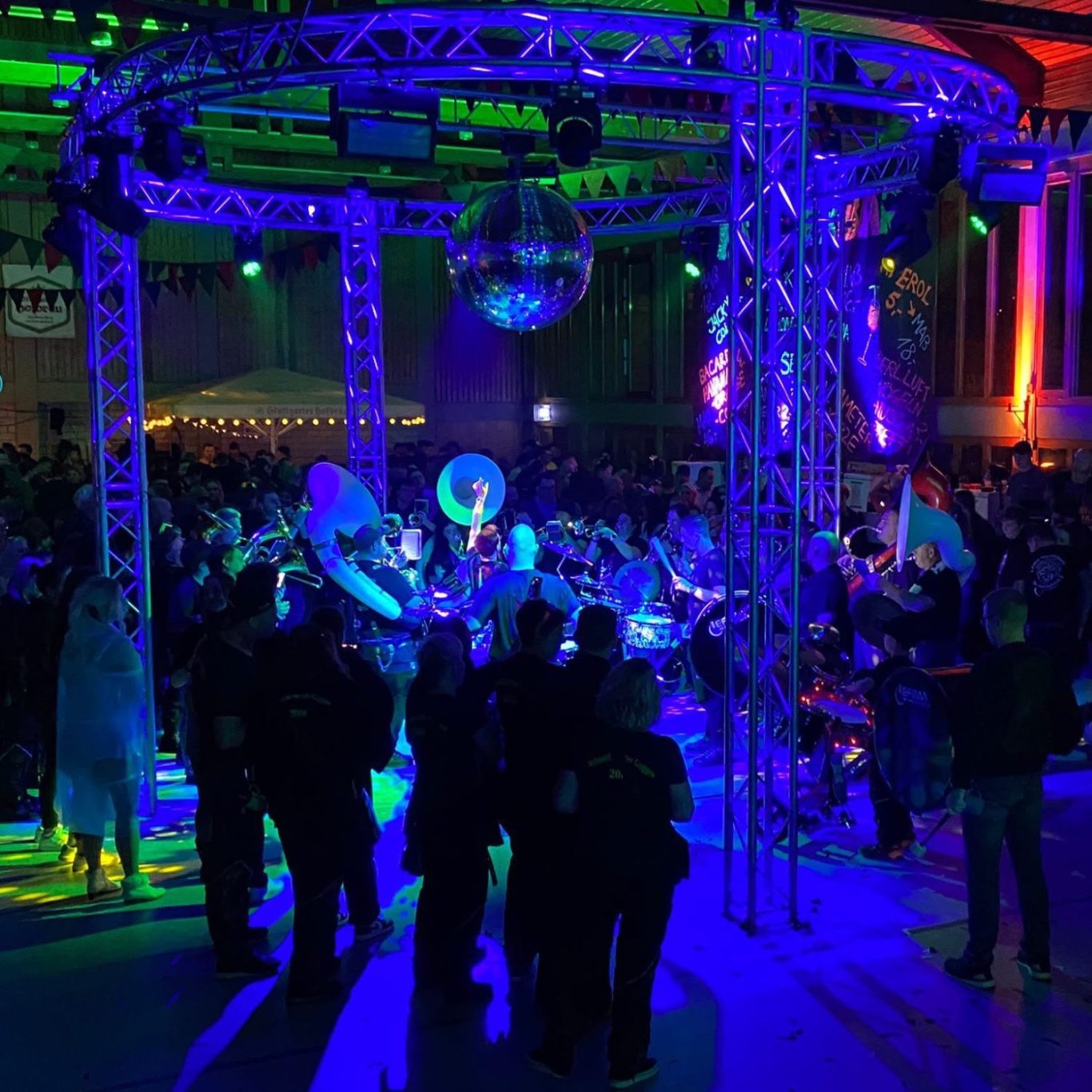 Guggenmusiker spielen vor der vollen Halle beim Fasnet’s Warm-Up in Dachtel.