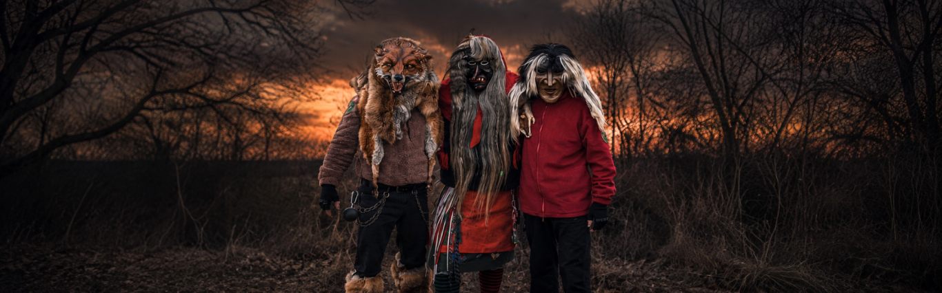 Huzler Fuchs, Huzler Hexa und Huzler Male Die drei Figuren Huzler Fuchs, Huzler Hexa und Huzler Male gemeinsam am Waldrand bei Sonnenuntergang.